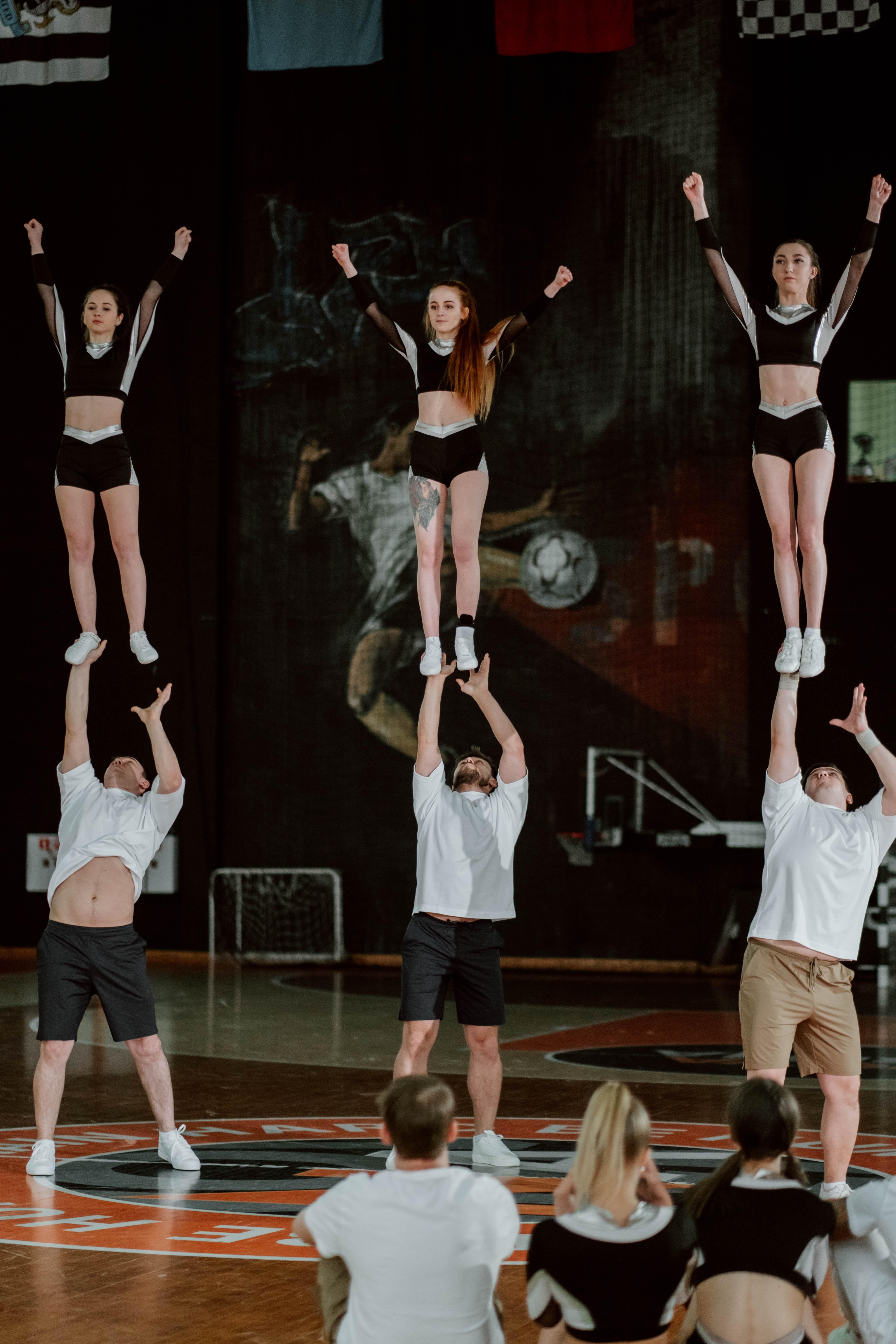 What are the different types of cheerleading stunts? 