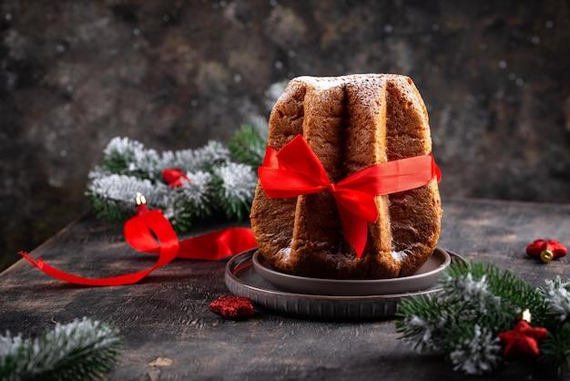 What cake is traditionally eaten in Italy at Christmas? 