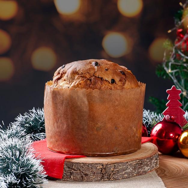 What cake is traditionally eaten in Italy at Christmas? 