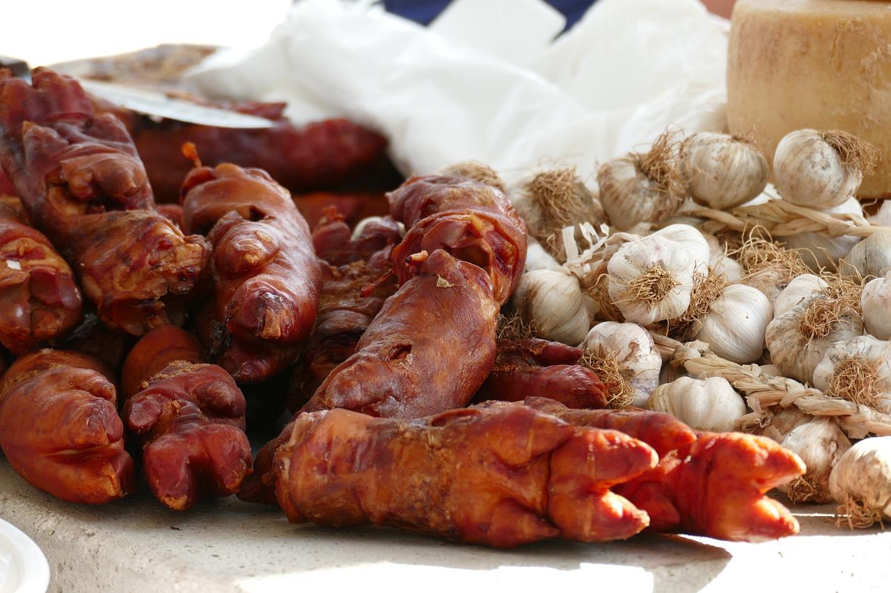 What are the benefits of eating pig feet? 