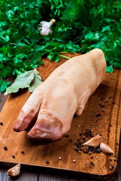 What are the benefits of eating pig feet? 