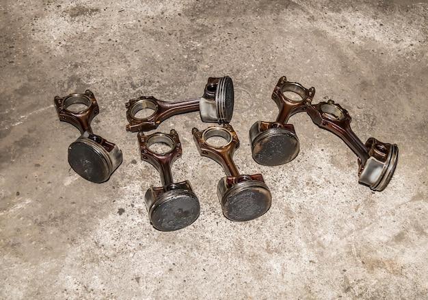 What causes broken connecting rod? 