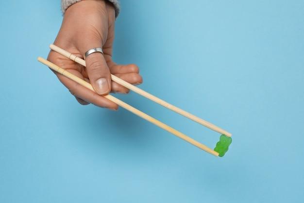 What do broken chopsticks mean? 