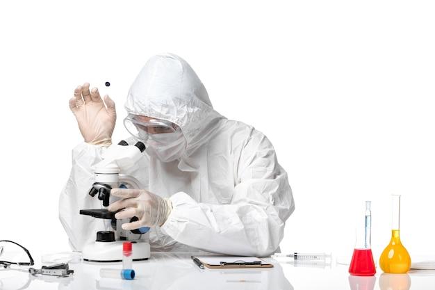What do forensic scientists wear? 