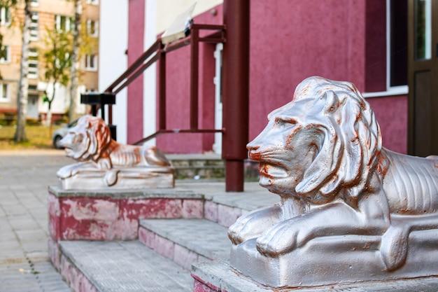 What do lion statues mean in front of a house? 