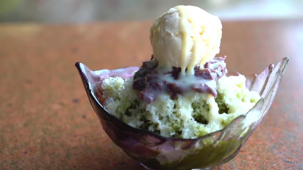 What does green tea ice cream taste like? 