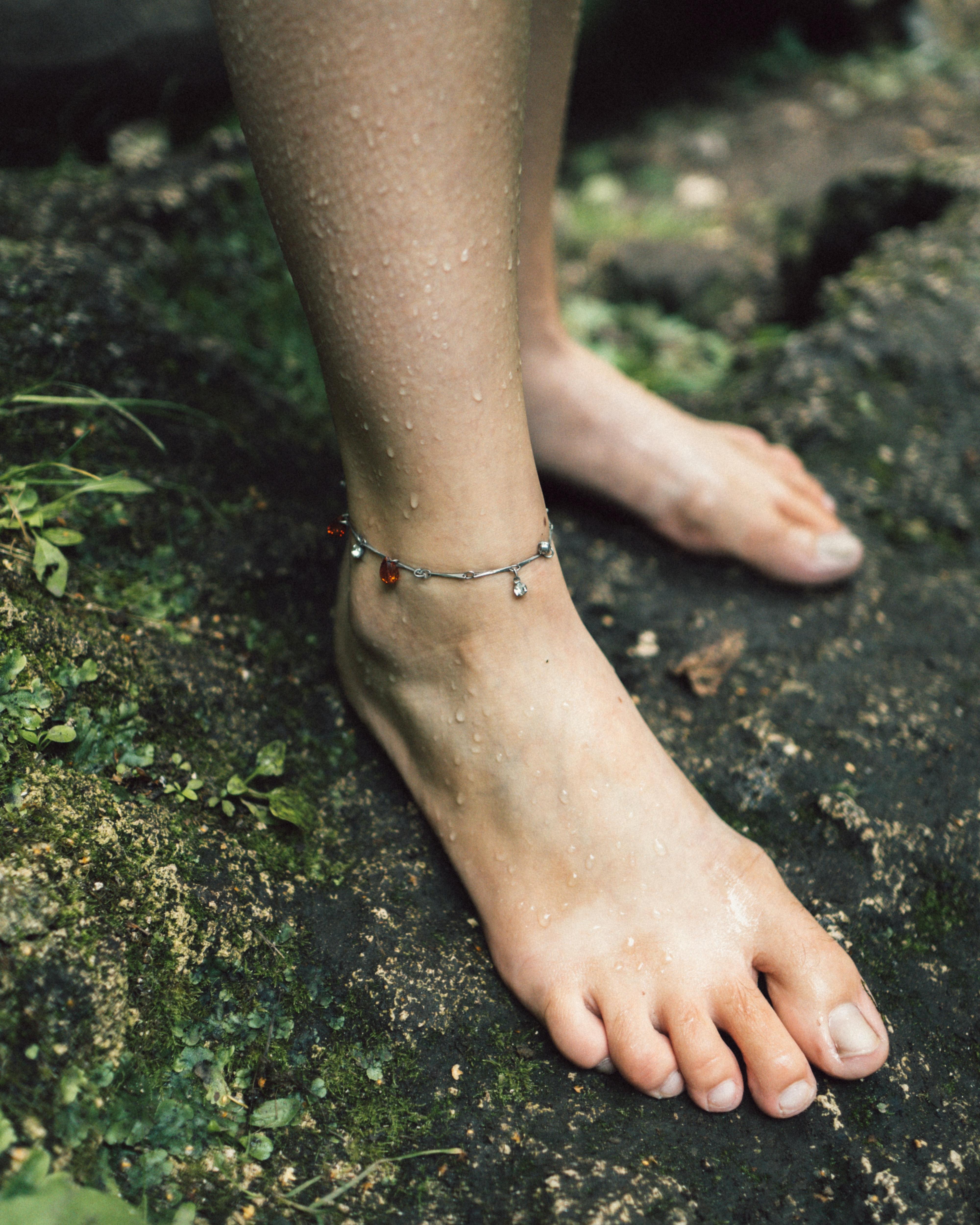 What does it mean to wear an anklet on your right ankle? 