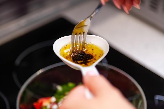 What happens when oil and vinegar are mixed? 