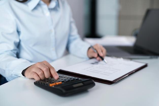 What is the average age of an accountant? 