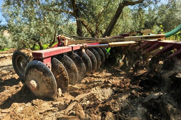 What is the difference between disc Plough and disc harrow? 