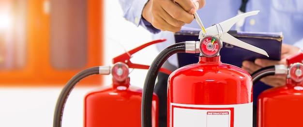 What is the pressure of a CO2 fire extinguisher? 