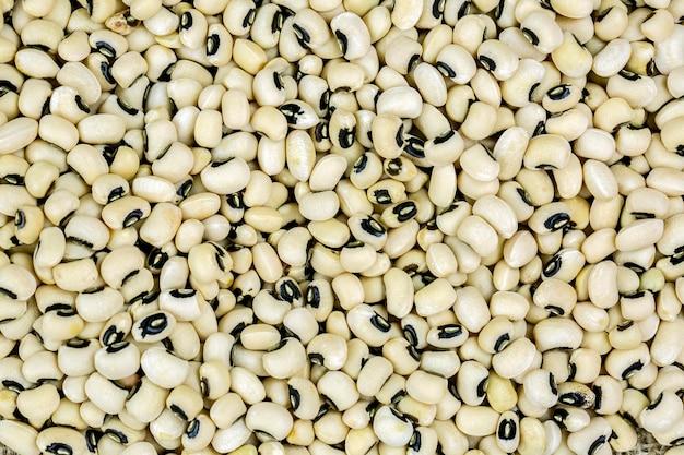 What is the difference between black eyed peas and black eyed beans? 