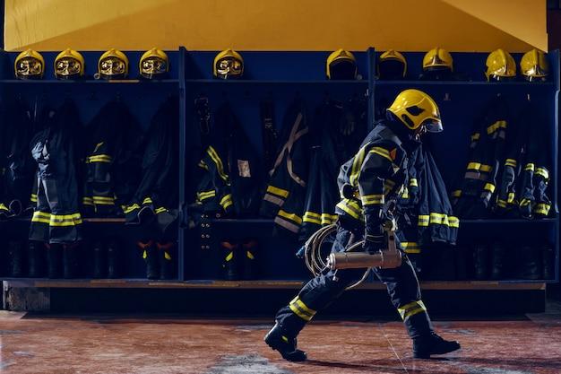 What temperature can firefighter turnout gear withstand? 