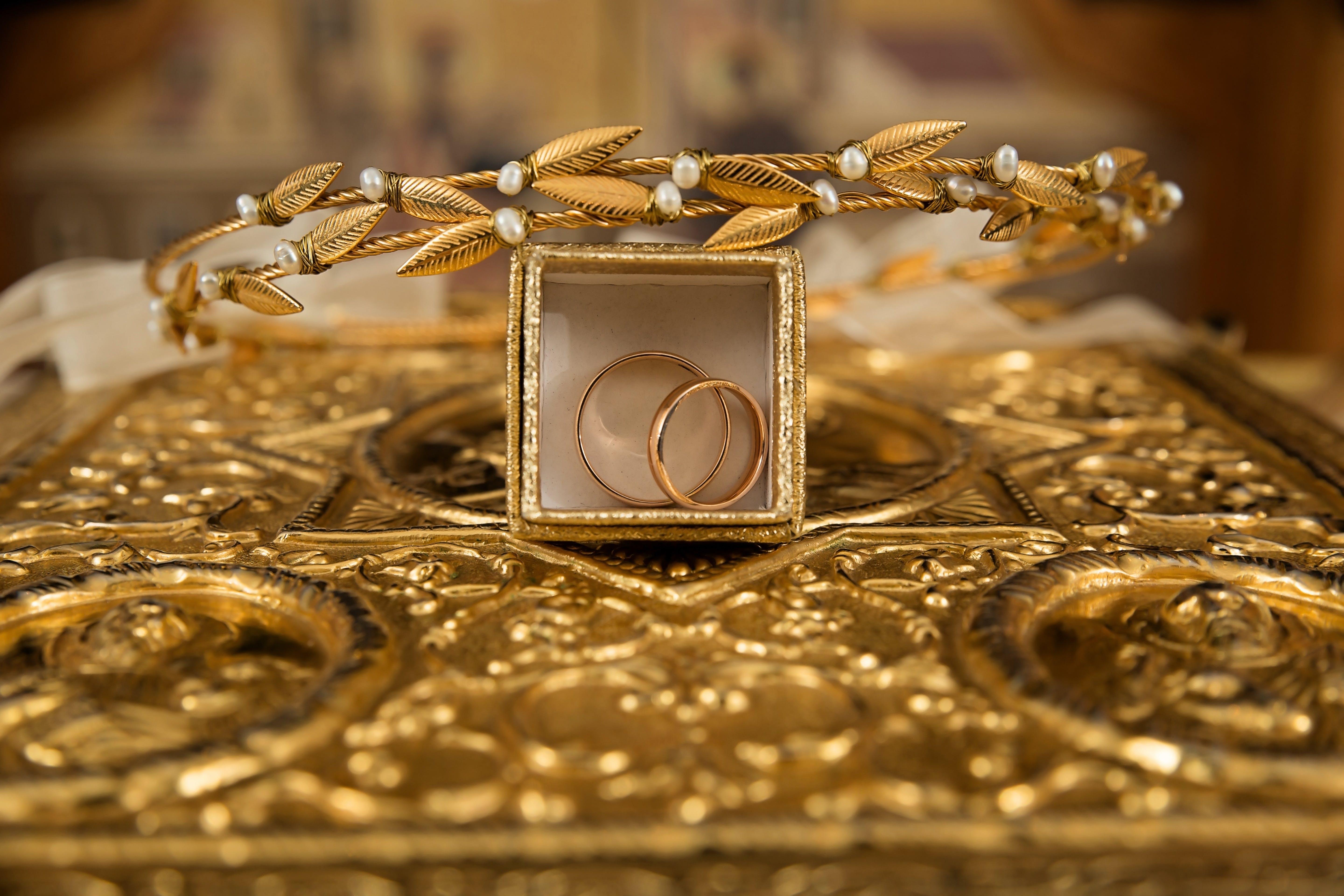Which country sells the cheapest gold jewelry? 