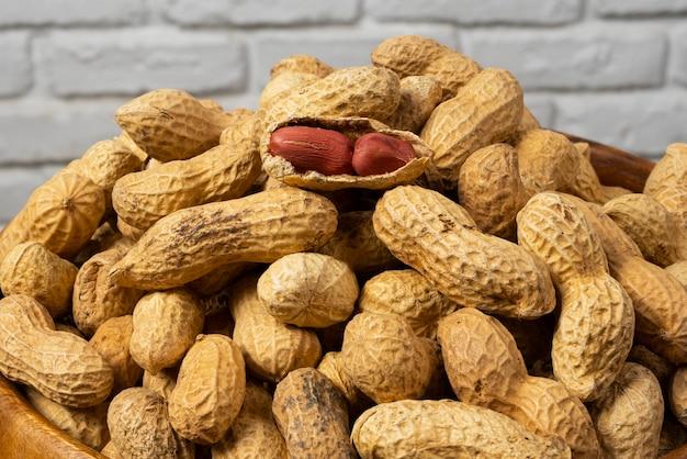 Who discovered over 200 uses for the peanut? 