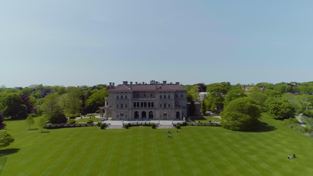 Who owns the Breakers mansion in Newport? 