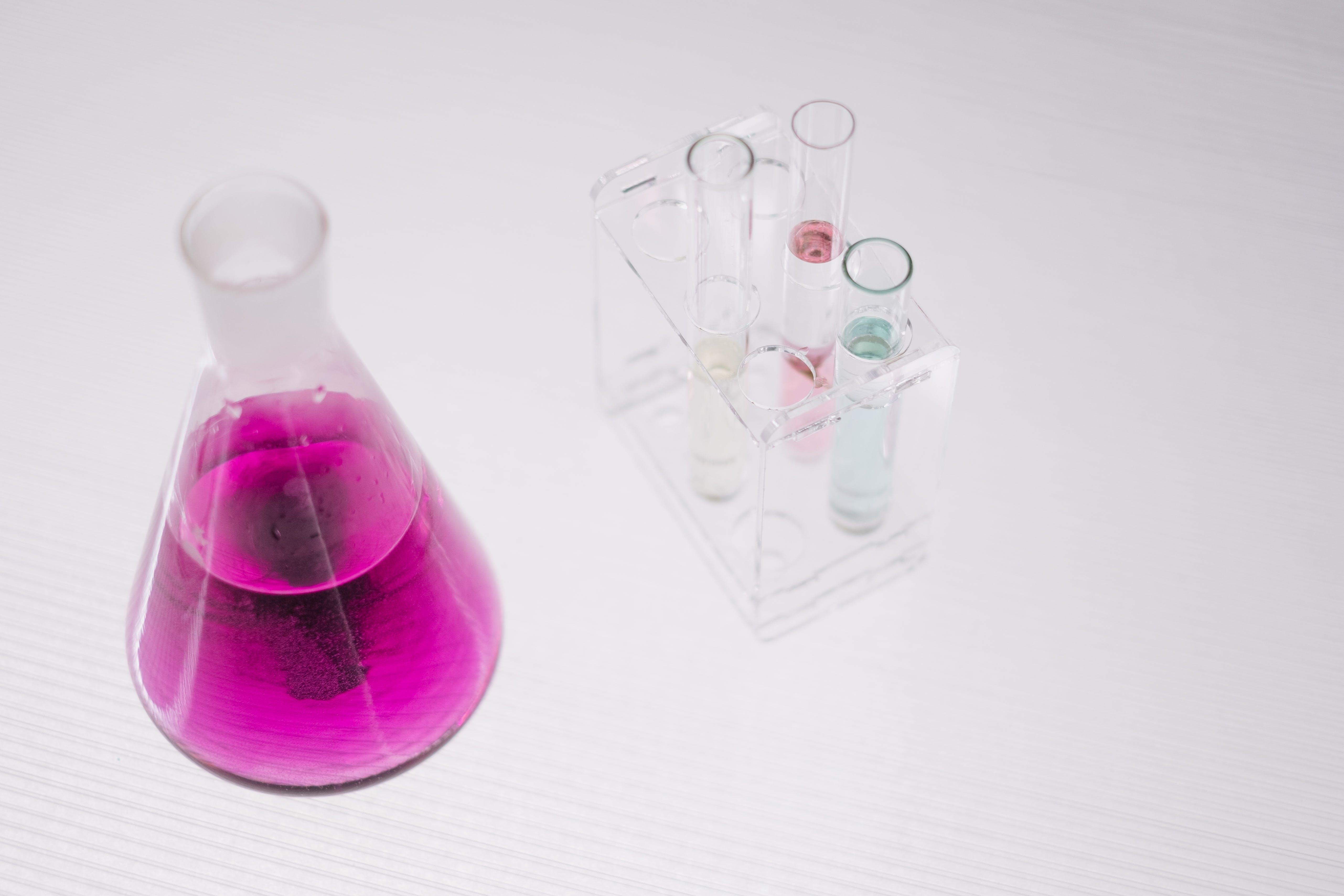 Why is phenolphthalein pink in basic solution? 